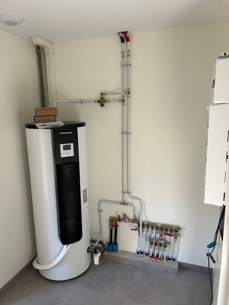 Installation d'un chauffe-eau thermodynamique HITACHI Leyrieu
